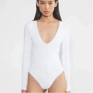 Aritzia V Neck   Bodysuit XS